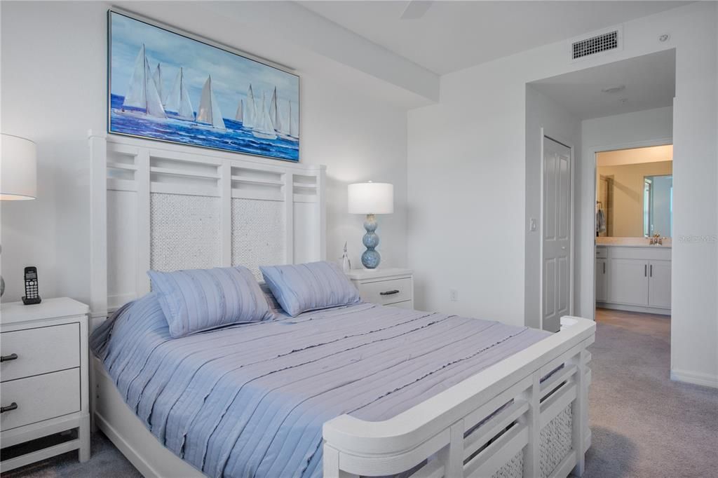 合同活跃: $279,900 (2 贝兹, 2 浴室, 1124 平方英尺)