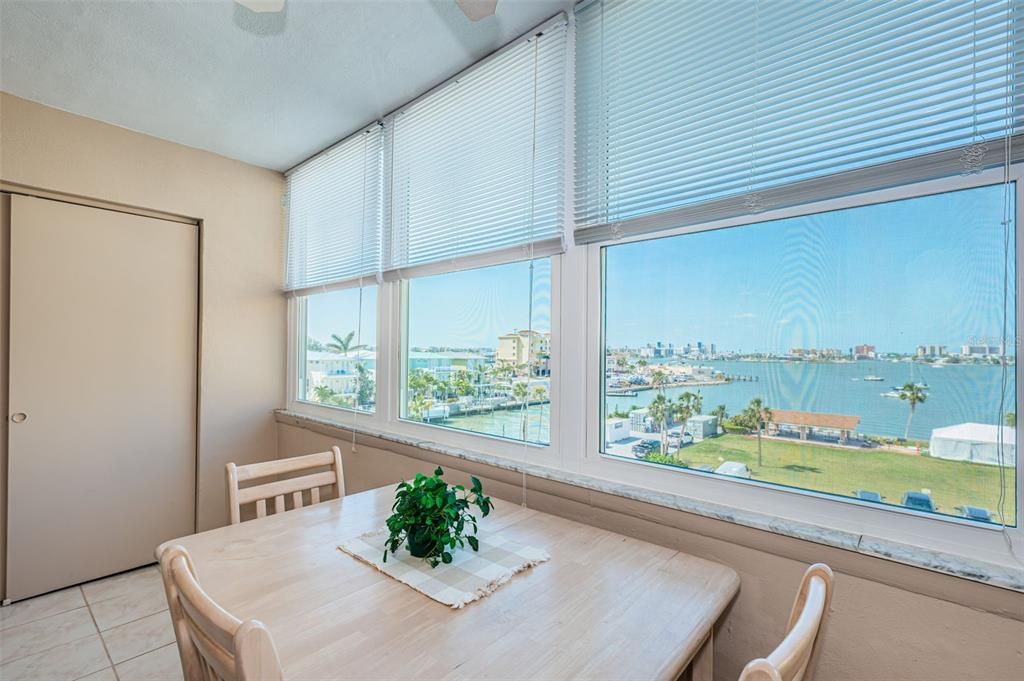 待售: $239,000 (2 贝兹, 2 浴室, 1100 平方英尺)