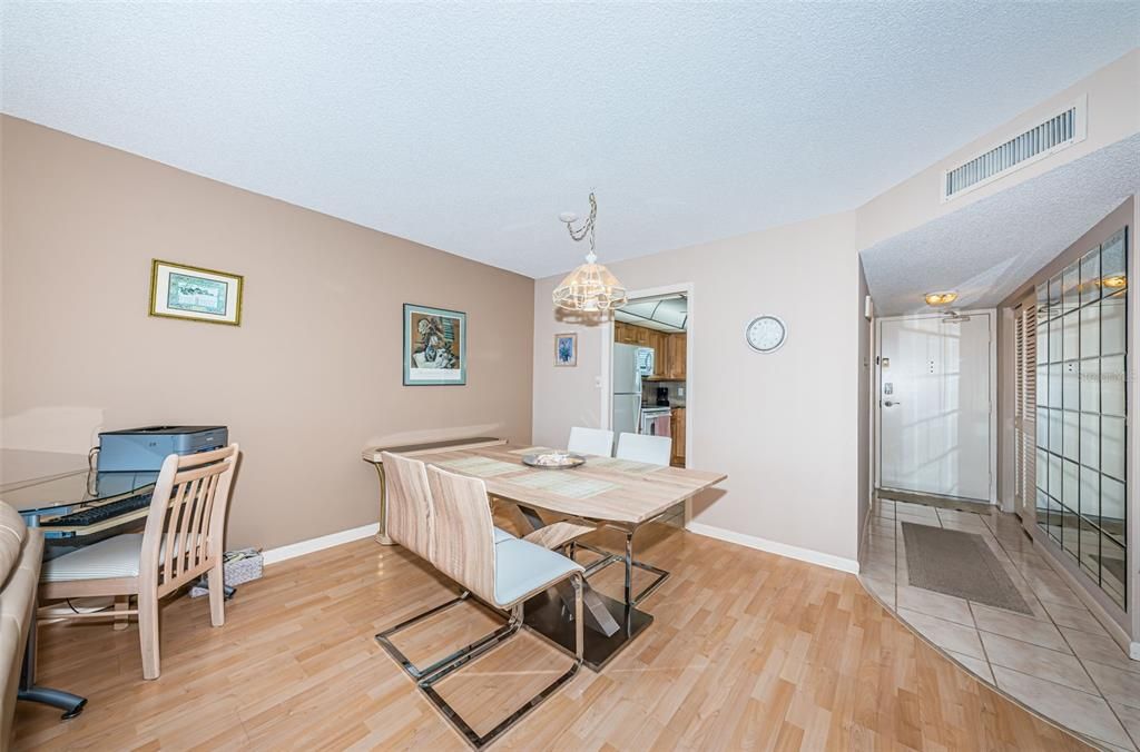 待售: $239,000 (2 贝兹, 2 浴室, 1100 平方英尺)