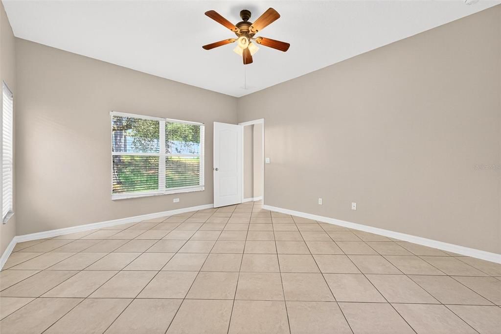 合同活跃: $289,900 (3 贝兹, 2 浴室, 1601 平方英尺)