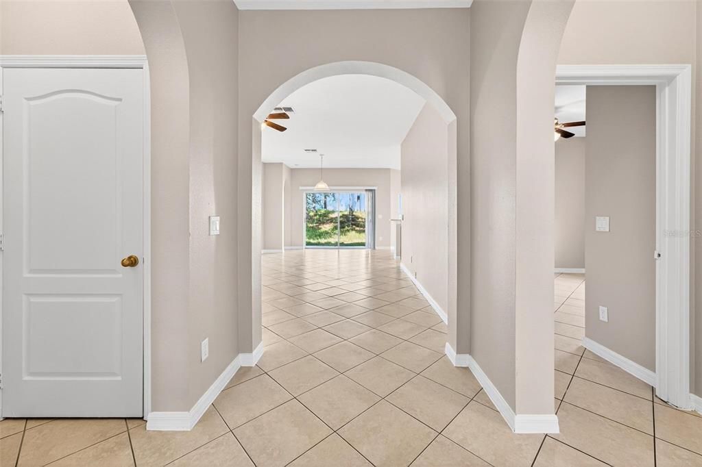 合同活跃: $289,900 (3 贝兹, 2 浴室, 1601 平方英尺)