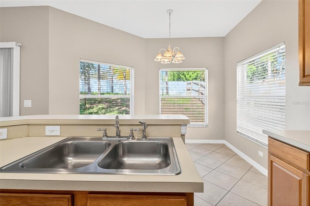 合同活跃: $289,900 (3 贝兹, 2 浴室, 1601 平方英尺)