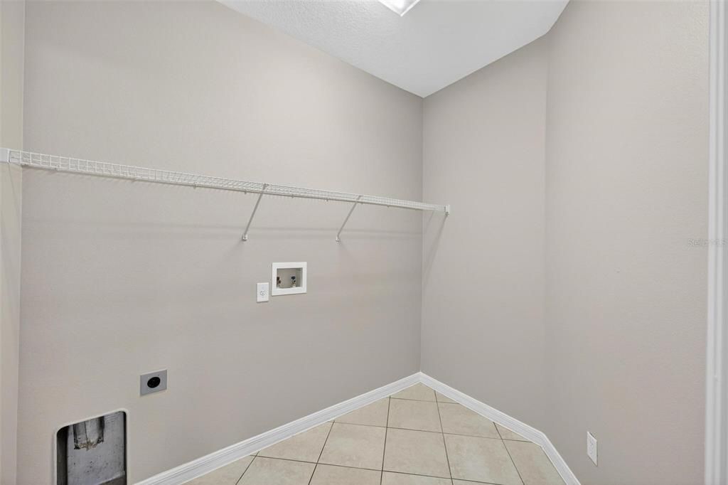 合同活跃: $289,900 (3 贝兹, 2 浴室, 1601 平方英尺)