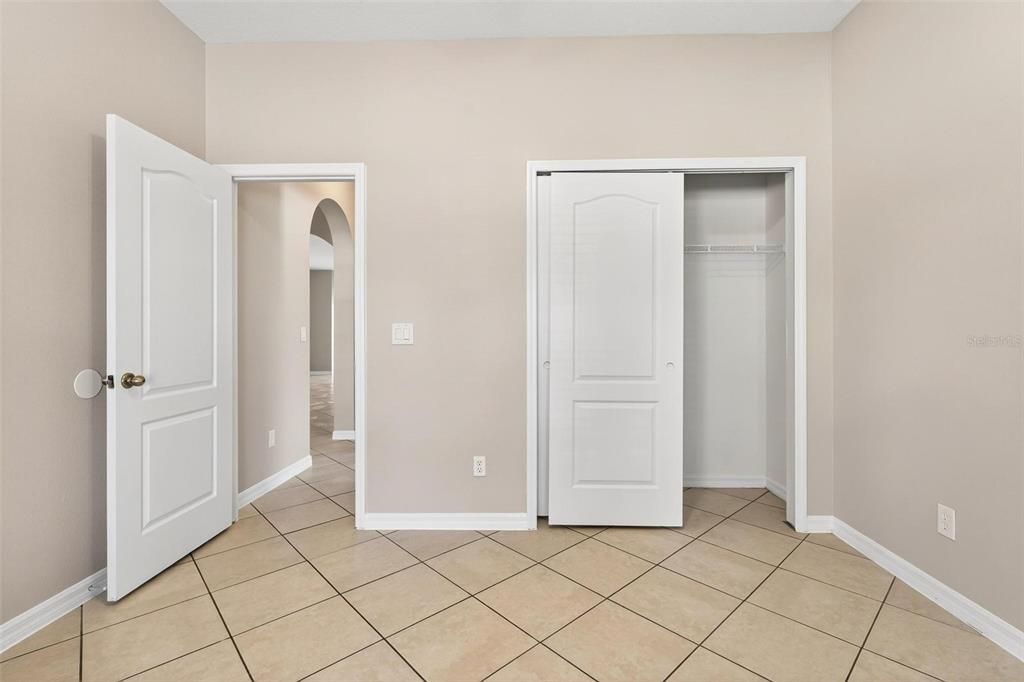 合同活跃: $289,900 (3 贝兹, 2 浴室, 1601 平方英尺)