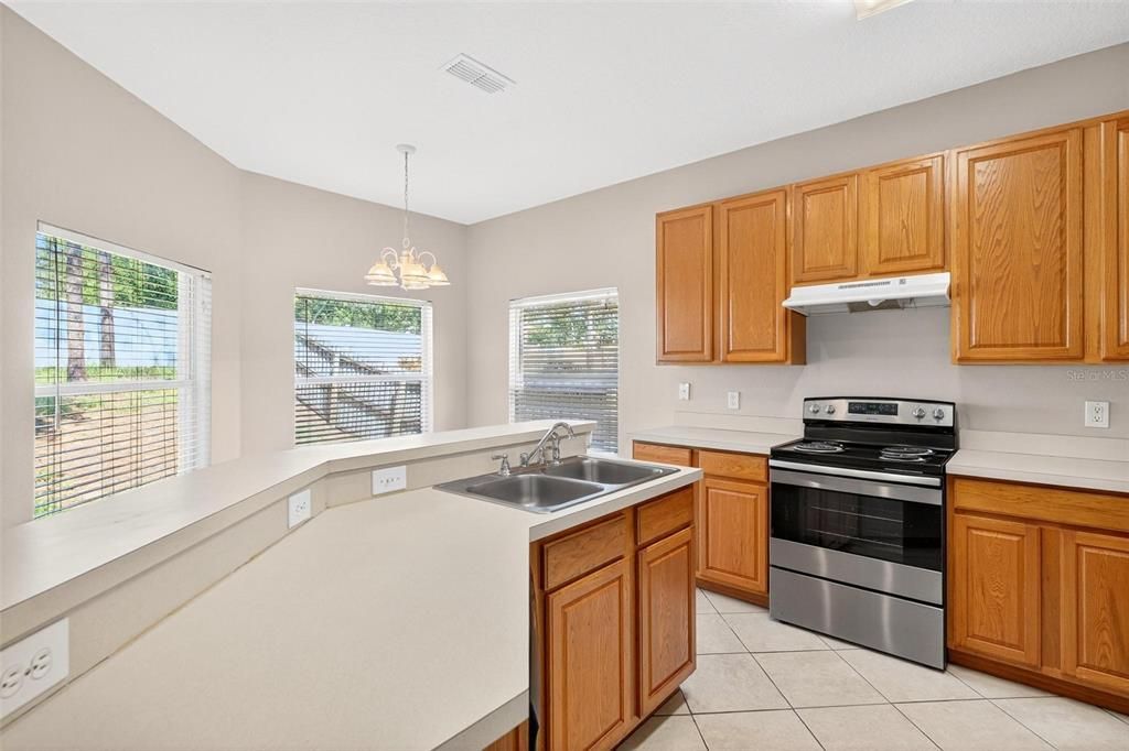 合同活跃: $289,900 (3 贝兹, 2 浴室, 1601 平方英尺)