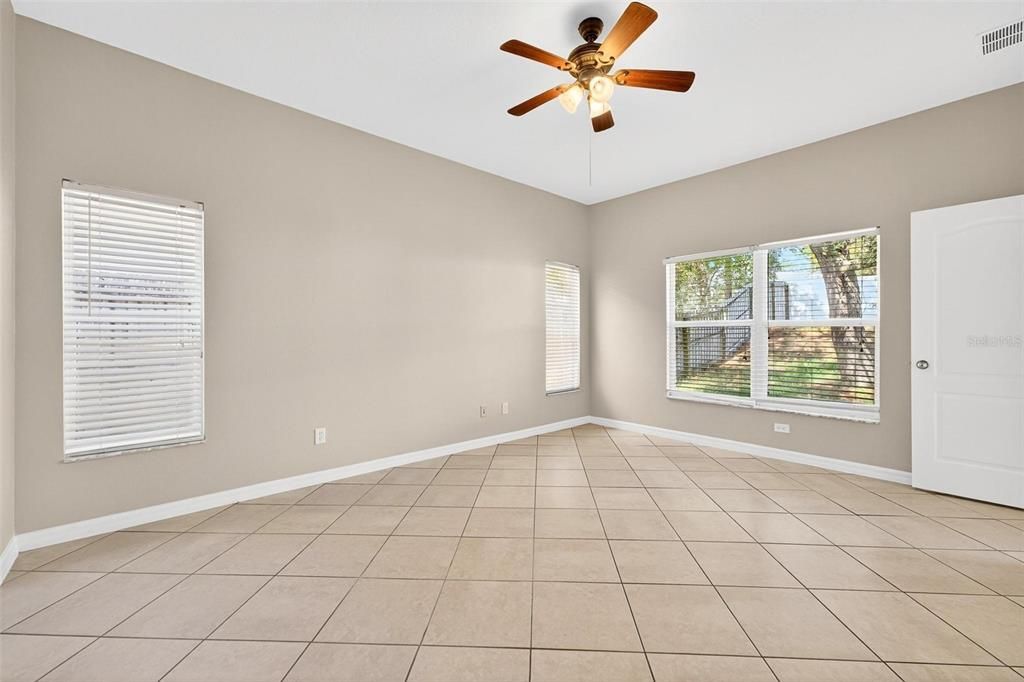 合同活跃: $289,900 (3 贝兹, 2 浴室, 1601 平方英尺)