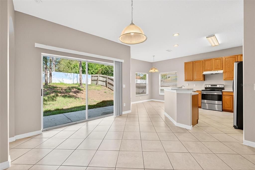 合同活跃: $289,900 (3 贝兹, 2 浴室, 1601 平方英尺)