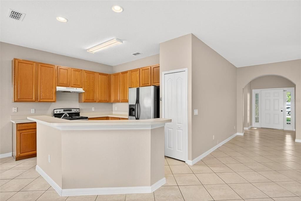 合同活跃: $289,900 (3 贝兹, 2 浴室, 1601 平方英尺)