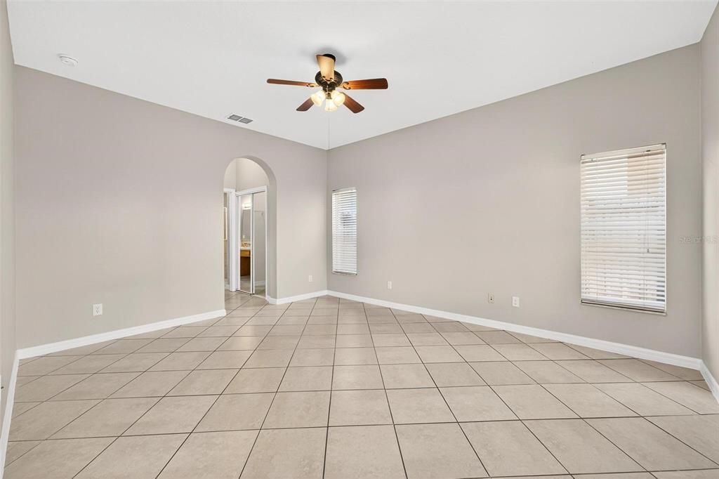 合同活跃: $289,900 (3 贝兹, 2 浴室, 1601 平方英尺)