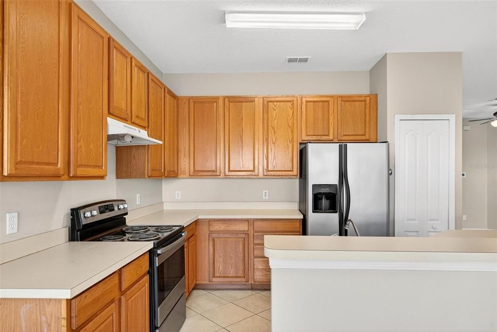 合同活跃: $289,900 (3 贝兹, 2 浴室, 1601 平方英尺)