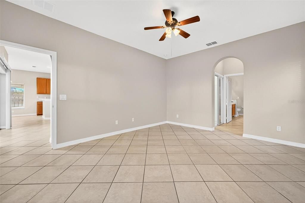 合同活跃: $289,900 (3 贝兹, 2 浴室, 1601 平方英尺)