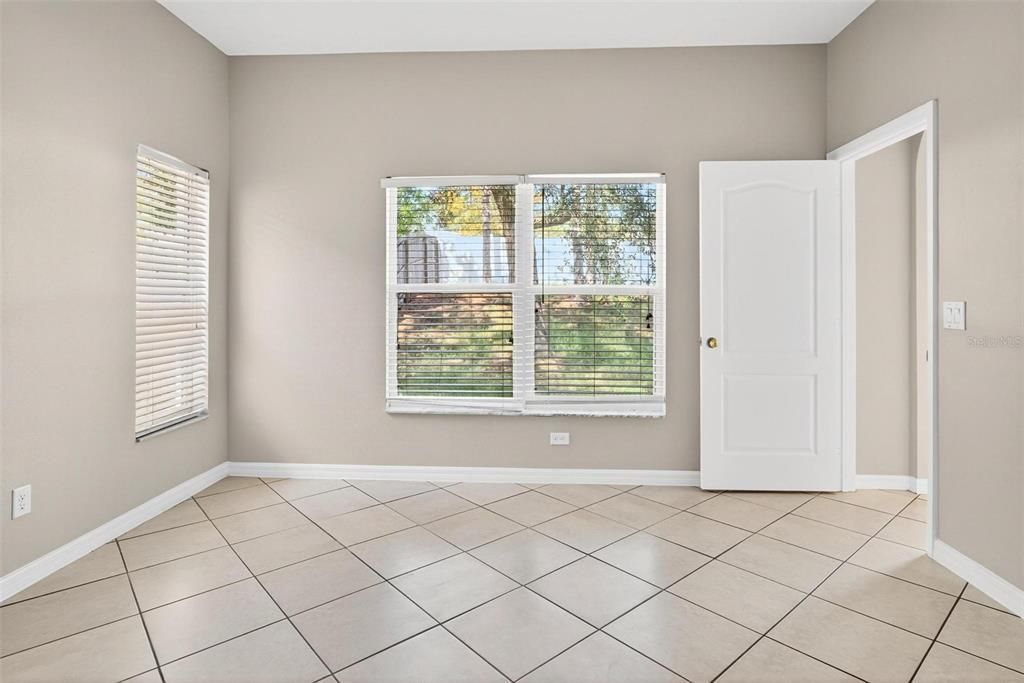 合同活跃: $289,900 (3 贝兹, 2 浴室, 1601 平方英尺)