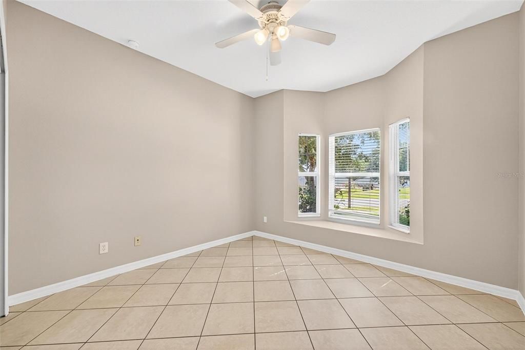 合同活跃: $289,900 (3 贝兹, 2 浴室, 1601 平方英尺)