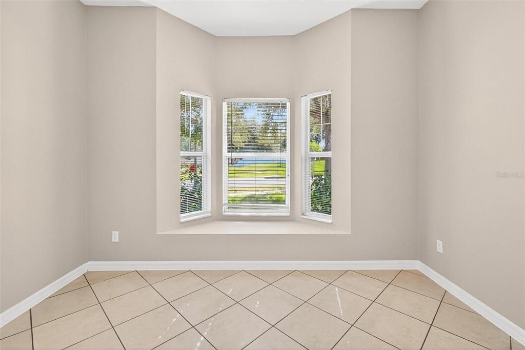 合同活跃: $289,900 (3 贝兹, 2 浴室, 1601 平方英尺)