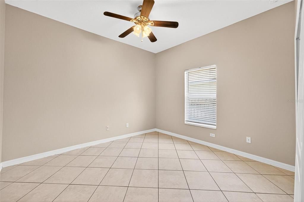 合同活跃: $289,900 (3 贝兹, 2 浴室, 1601 平方英尺)