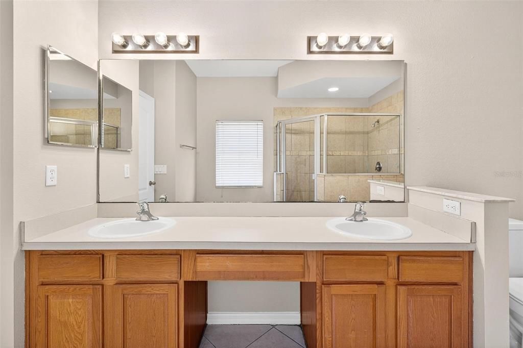 合同活跃: $289,900 (3 贝兹, 2 浴室, 1601 平方英尺)