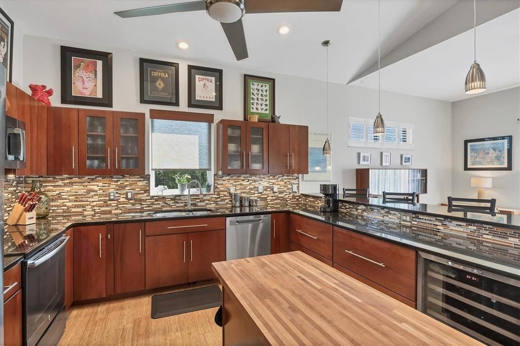 En Venta: $899,000 (3 camas, 3 baños, 2041 Pies cuadrados)