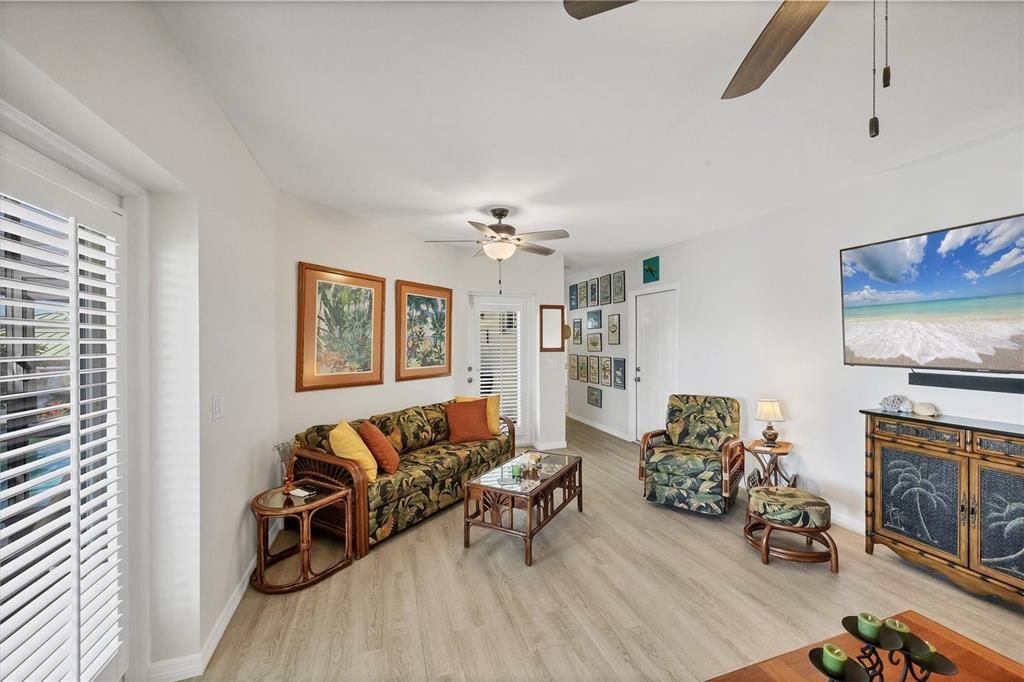 En Venta: $899,000 (3 camas, 3 baños, 2041 Pies cuadrados)