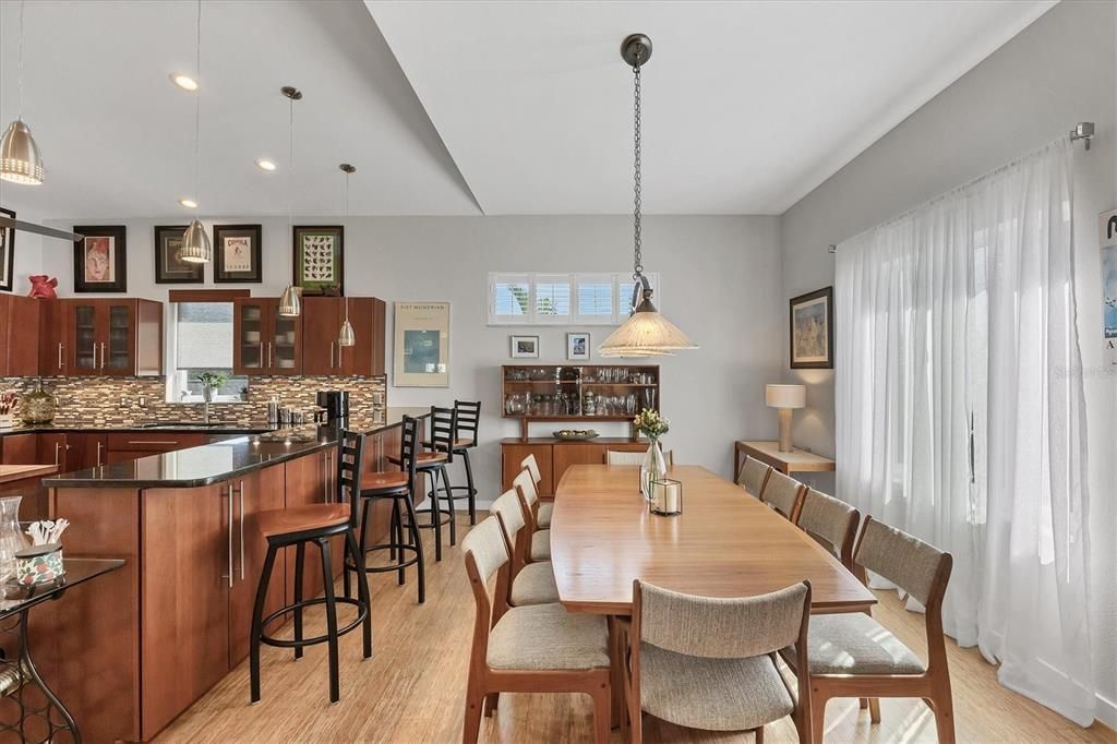 En Venta: $899,000 (3 camas, 3 baños, 2041 Pies cuadrados)