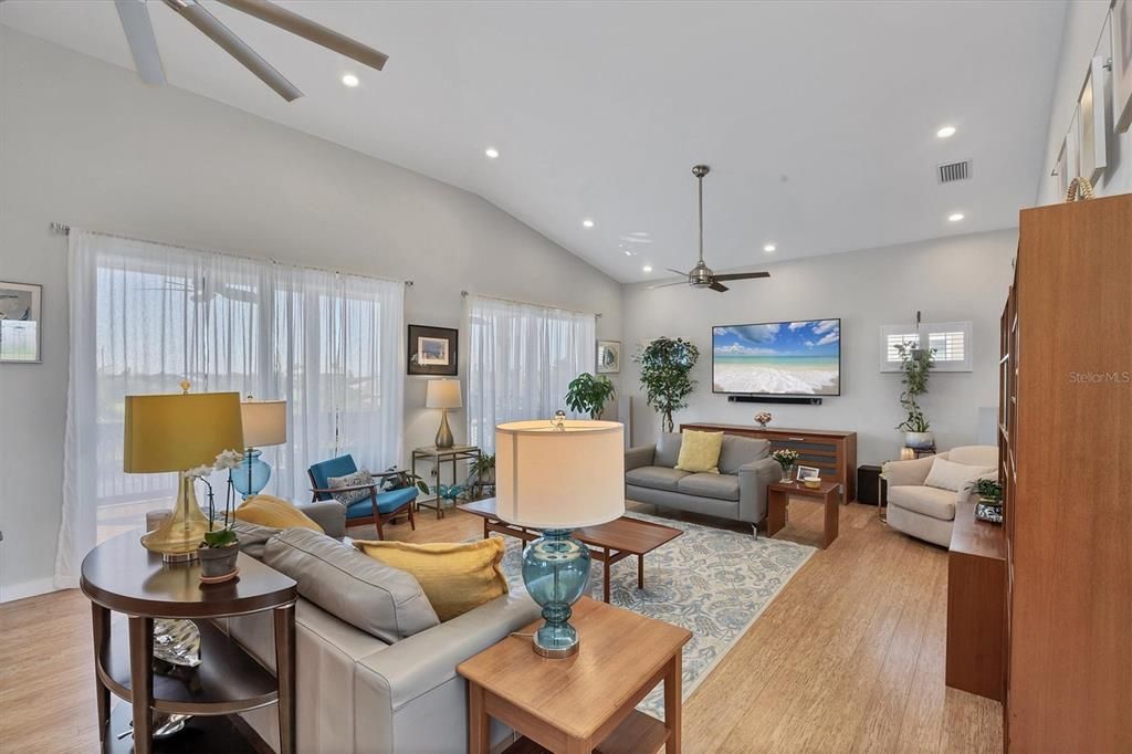 En Venta: $899,000 (3 camas, 3 baños, 2041 Pies cuadrados)