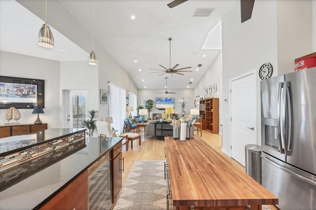 En Venta: $899,000 (3 camas, 3 baños, 2041 Pies cuadrados)