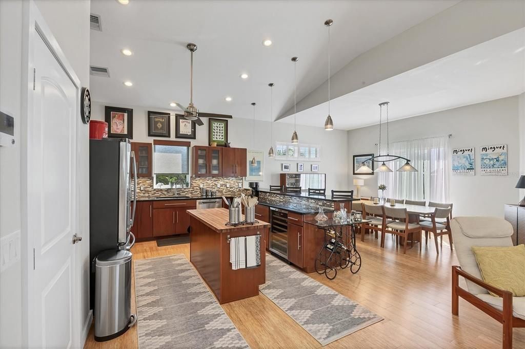 En Venta: $899,000 (3 camas, 3 baños, 2041 Pies cuadrados)