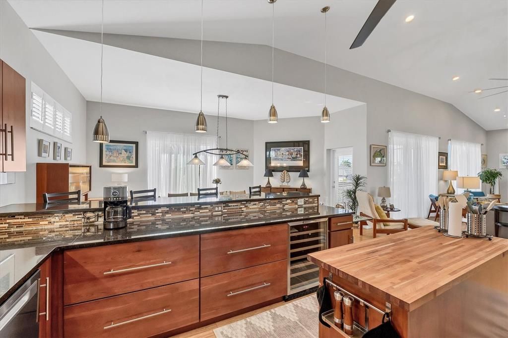 En Venta: $899,000 (3 camas, 3 baños, 2041 Pies cuadrados)