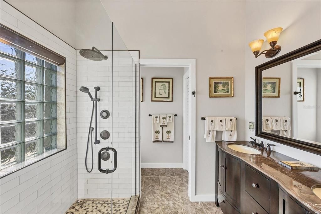 En Venta: $899,000 (3 camas, 3 baños, 2041 Pies cuadrados)