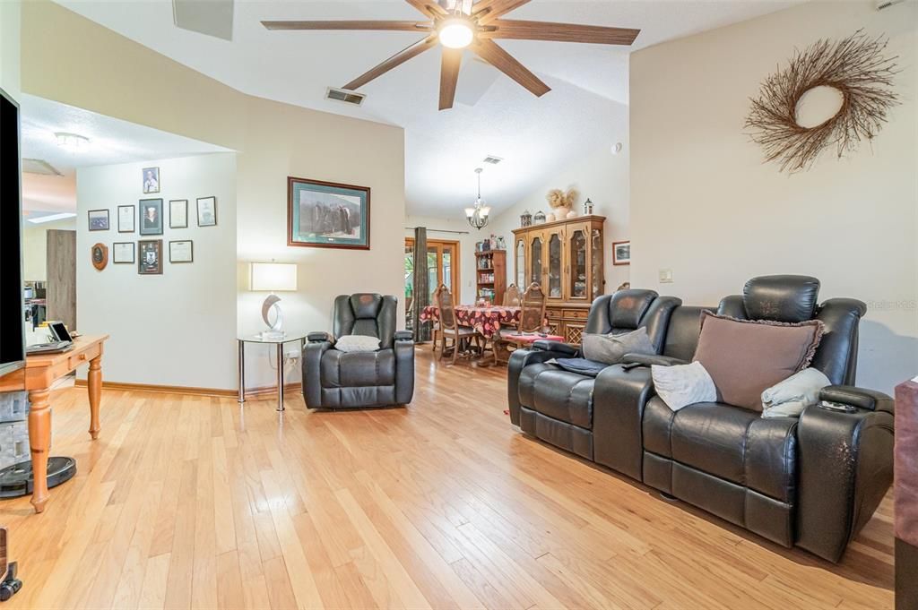 For Sale: $474,000 (4 beds, 3 baths, 2092 Square Feet)