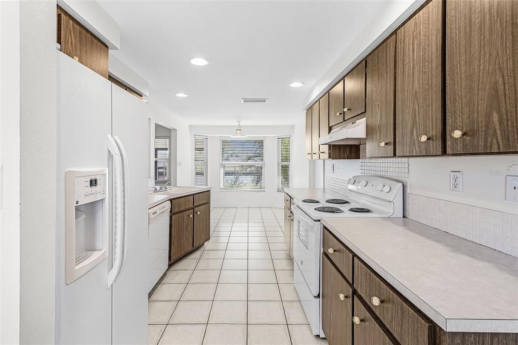 Active With Contract: $339,900 (2 beds, 2 baths, 1560 Square Feet)