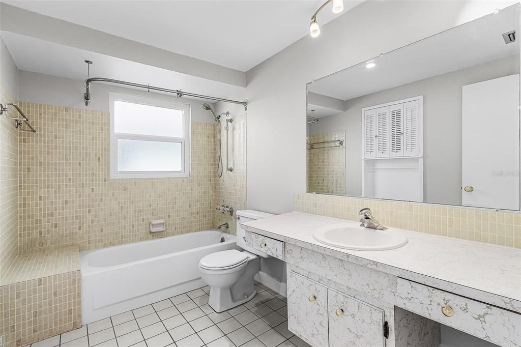 Active With Contract: $339,900 (2 beds, 2 baths, 1560 Square Feet)