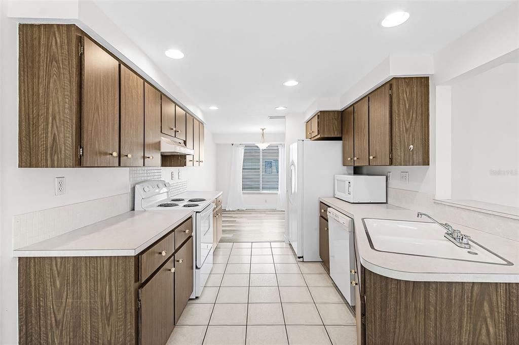 Active With Contract: $339,900 (2 beds, 2 baths, 1560 Square Feet)