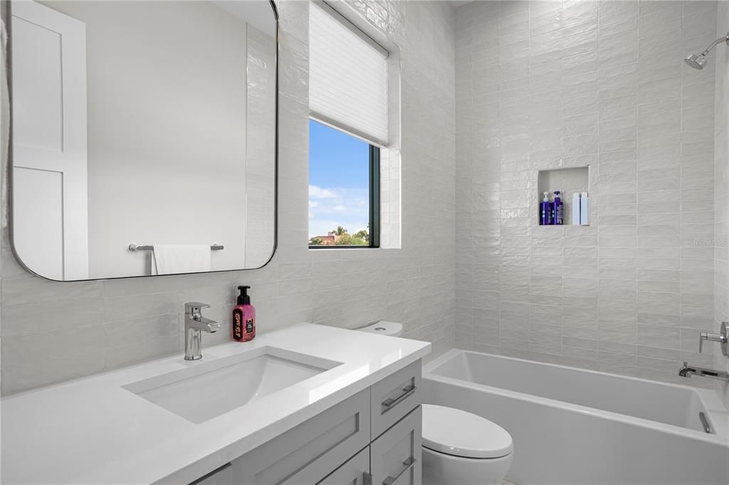 待售: $3,295,000 (6 贝兹, 6 浴室, 5816 平方英尺)