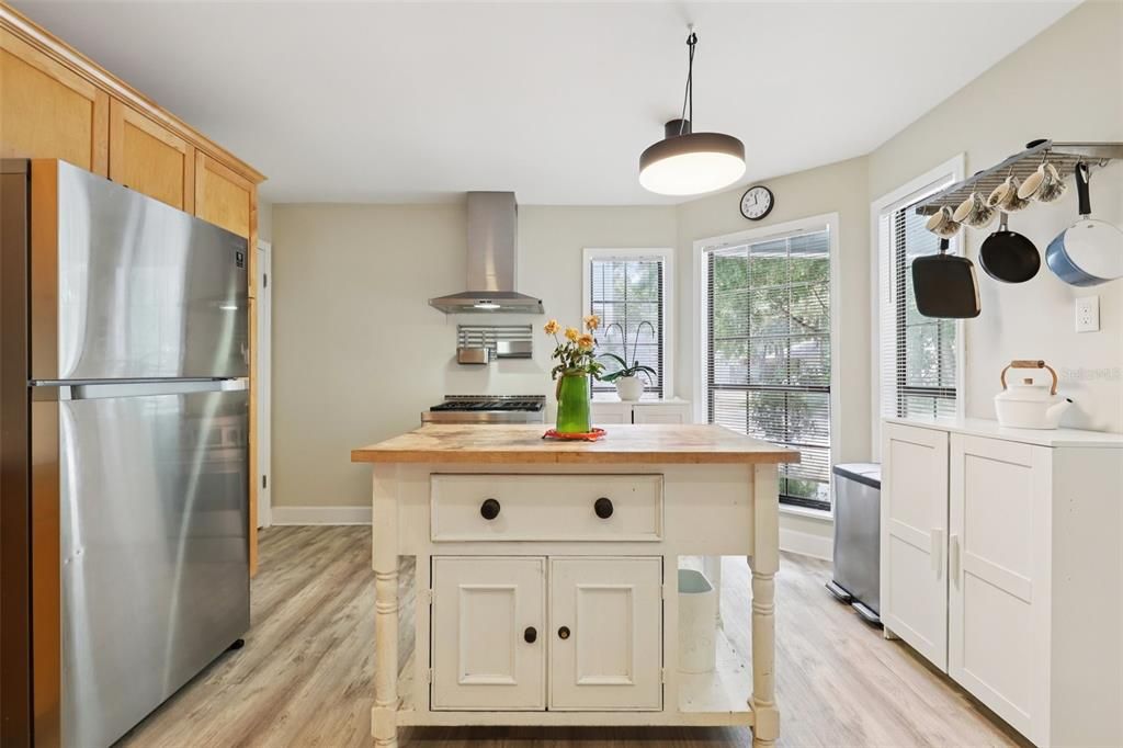 Active With Contract: $625,000 (4 beds, 3 baths, 2516 Square Feet)