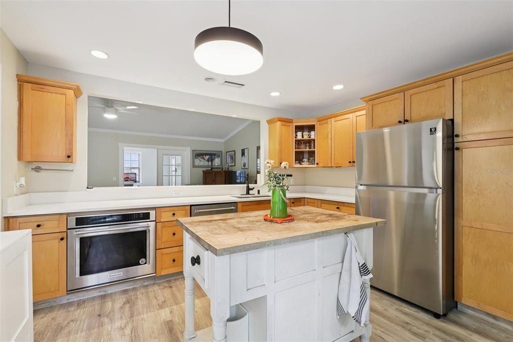 Active With Contract: $625,000 (4 beds, 3 baths, 2516 Square Feet)