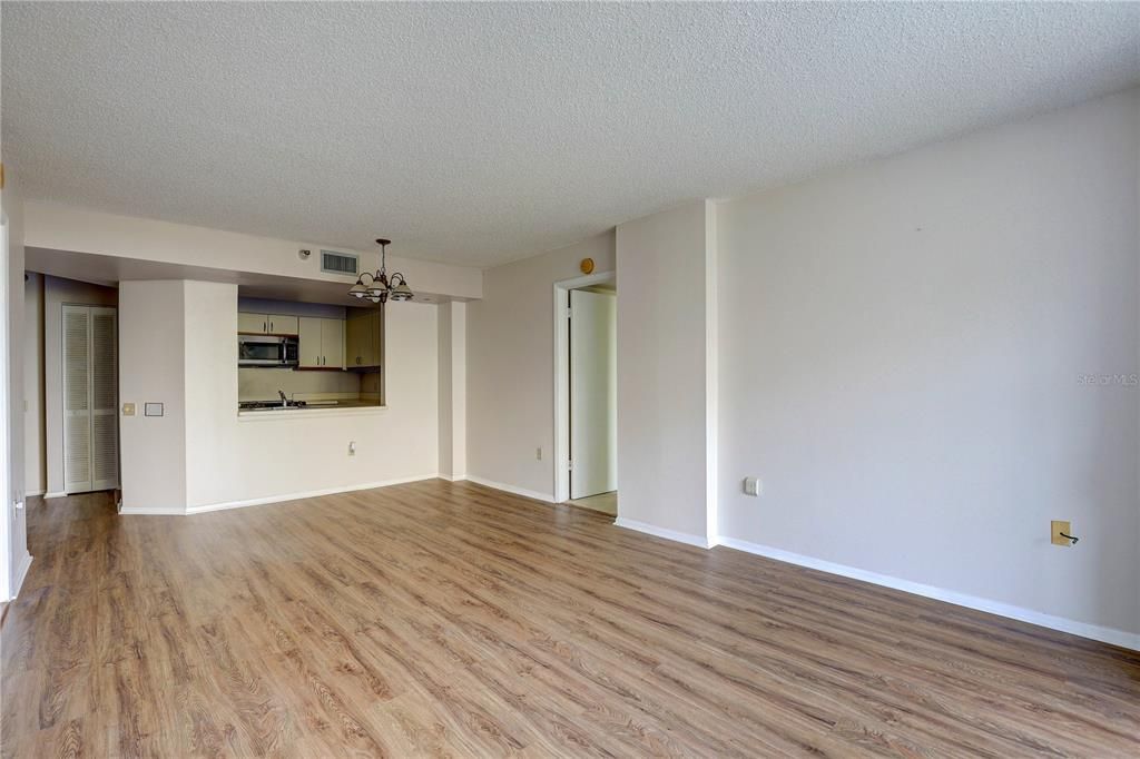 For Sale: $179,000 (2 beds, 2 baths, 1075 Square Feet)