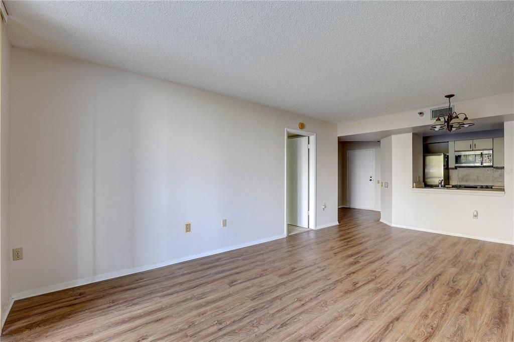 For Sale: $179,000 (2 beds, 2 baths, 1075 Square Feet)
