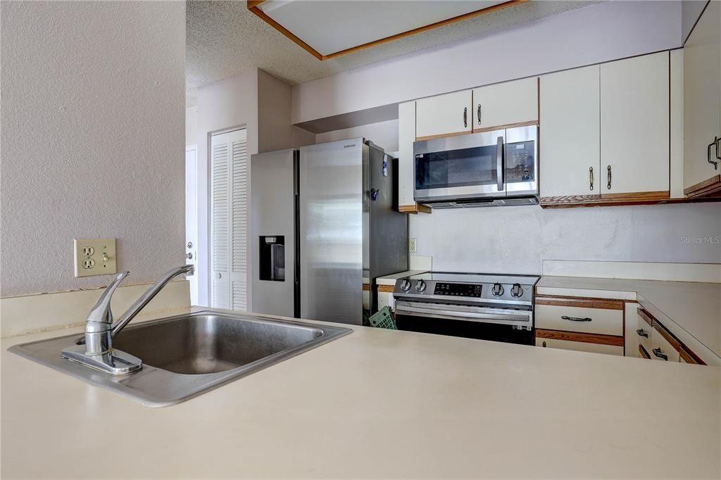 For Sale: $179,000 (2 beds, 2 baths, 1075 Square Feet)