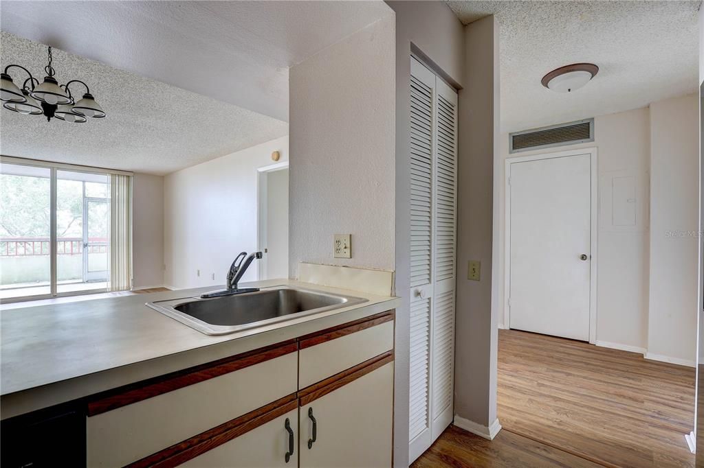 For Sale: $179,000 (2 beds, 2 baths, 1075 Square Feet)