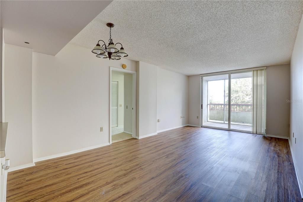 For Sale: $179,000 (2 beds, 2 baths, 1075 Square Feet)