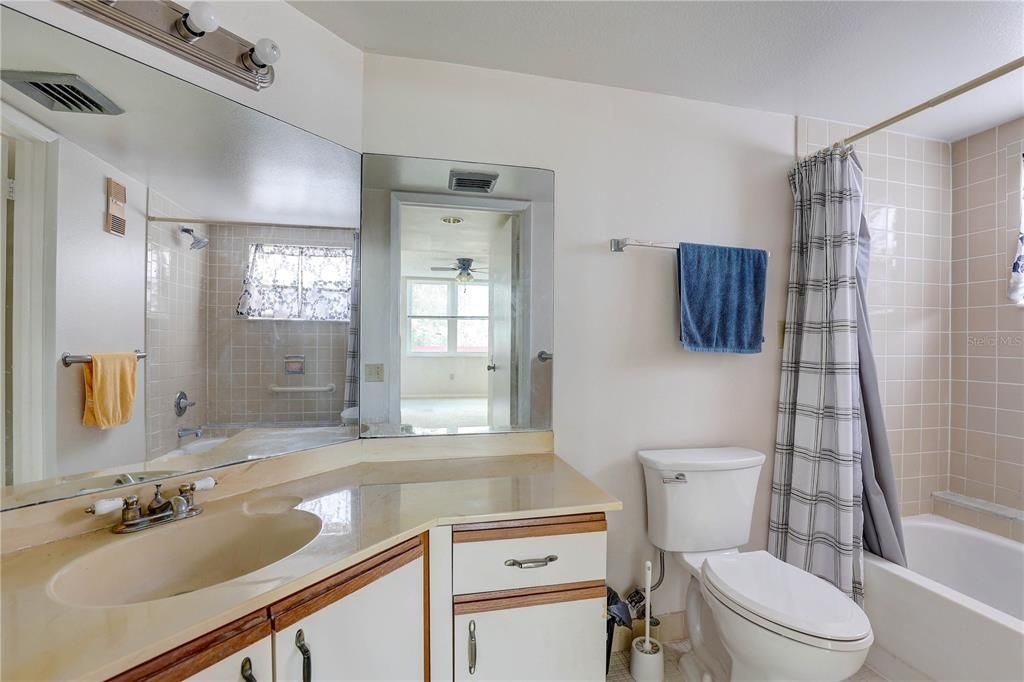 For Sale: $179,000 (2 beds, 2 baths, 1075 Square Feet)