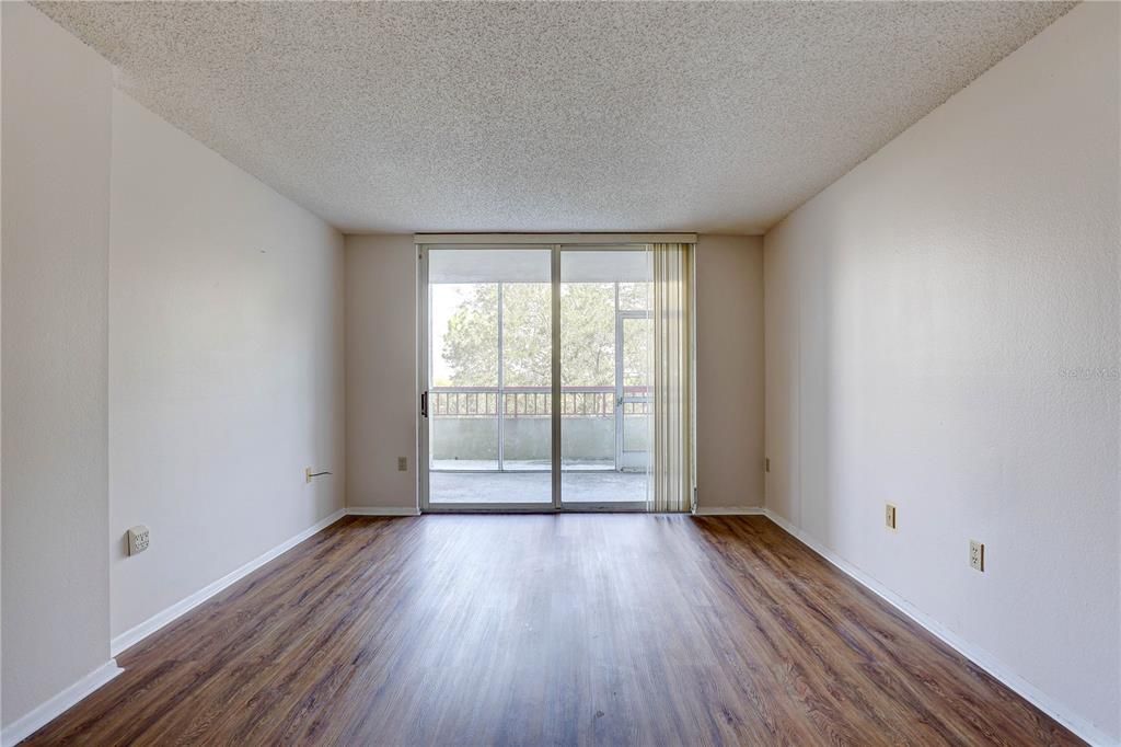 For Sale: $179,000 (2 beds, 2 baths, 1075 Square Feet)