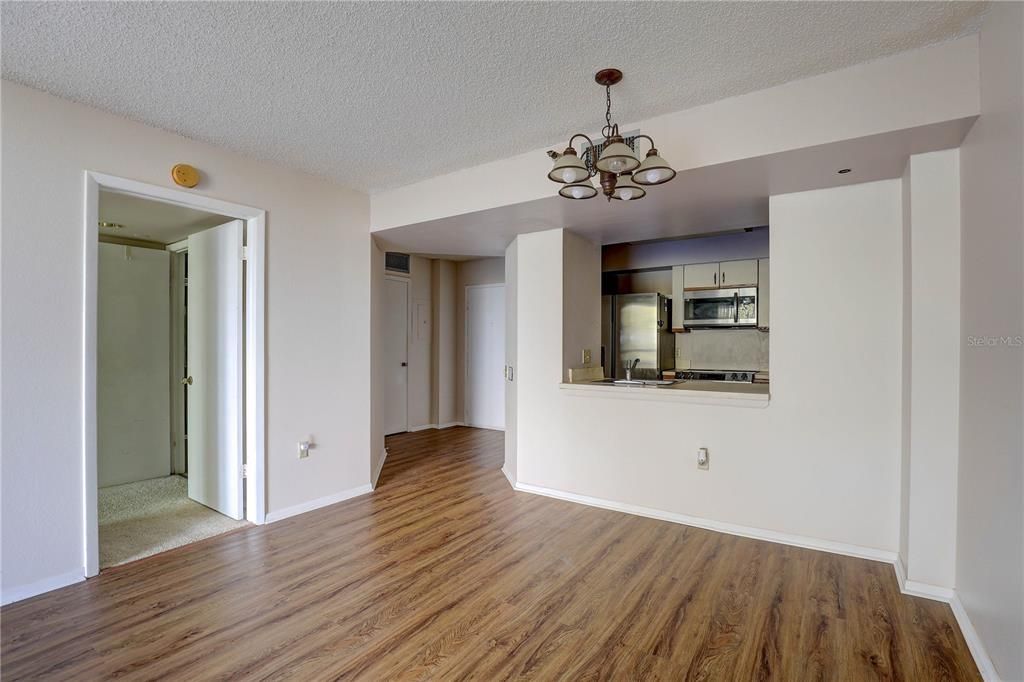 For Sale: $179,000 (2 beds, 2 baths, 1075 Square Feet)