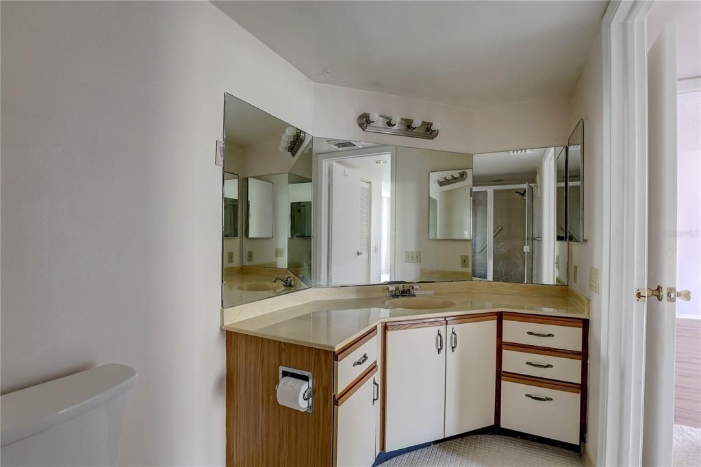 For Sale: $179,000 (2 beds, 2 baths, 1075 Square Feet)