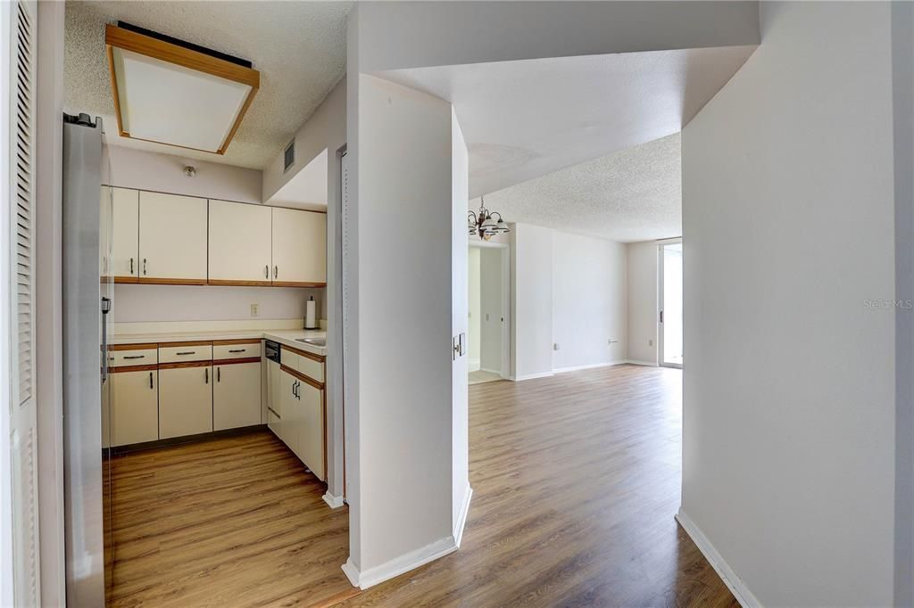 For Sale: $179,000 (2 beds, 2 baths, 1075 Square Feet)