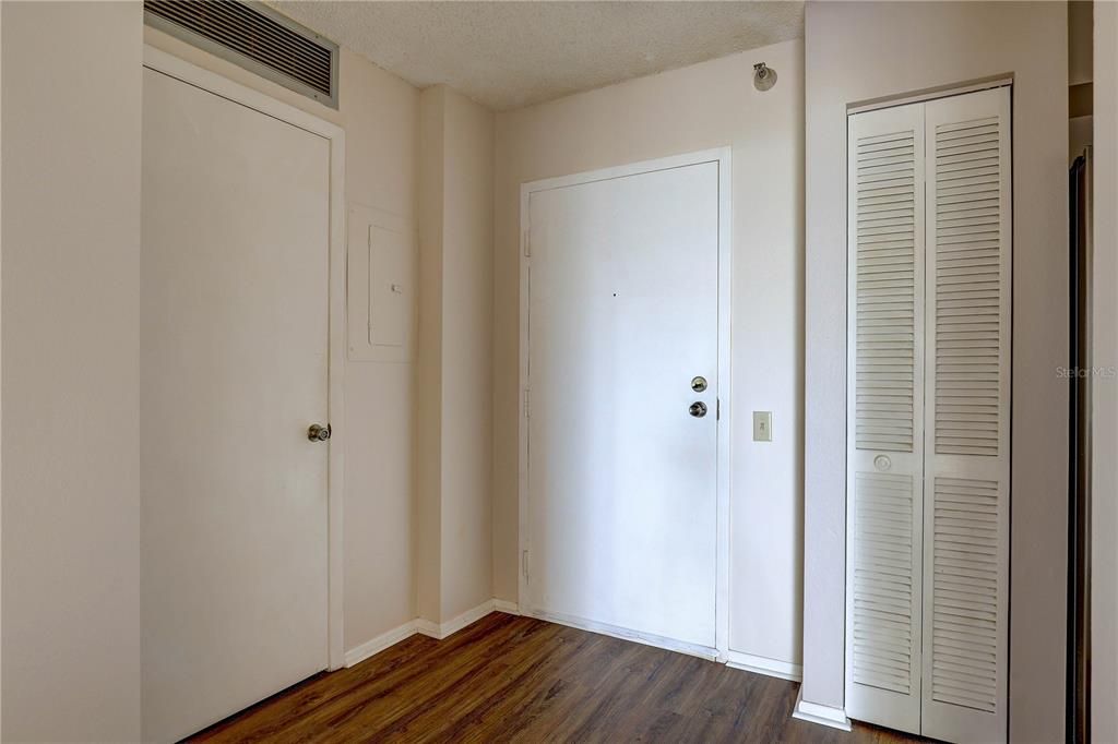 For Sale: $179,000 (2 beds, 2 baths, 1075 Square Feet)