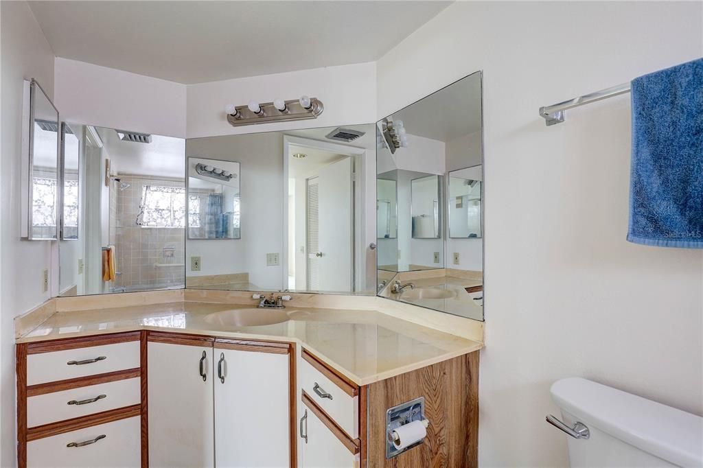 For Sale: $179,000 (2 beds, 2 baths, 1075 Square Feet)