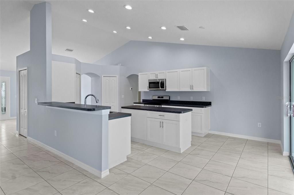 合同活跃: $343,900 (3 贝兹, 2 浴室, 1965 平方英尺)