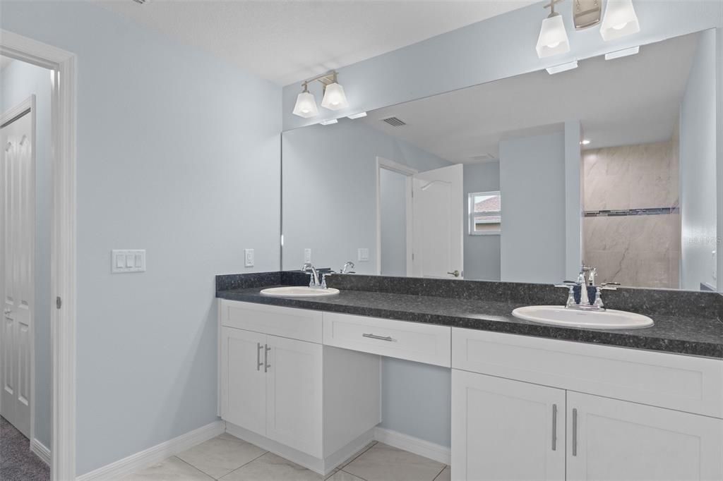 合同活跃: $343,900 (3 贝兹, 2 浴室, 1965 平方英尺)