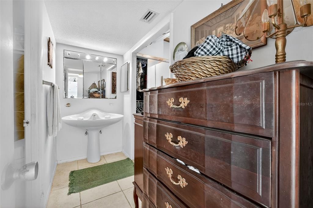 待售: $95,000 (0 贝兹, 1 浴室, 626 平方英尺)